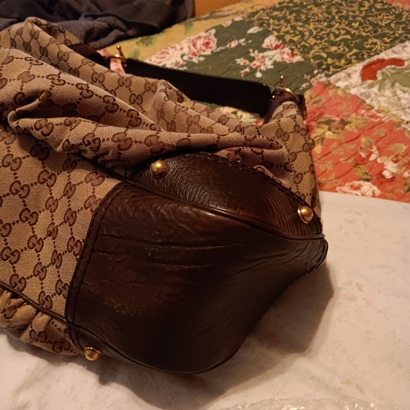 GUCCI LARGE HOBO HANDBAG! - Picture 4 of 16